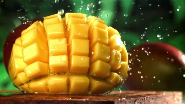 Des Gouttes Pluie Tombent Sur Mangue Fraîche Filmé Par Une — Video