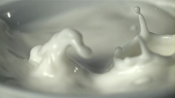Σταγόνες Γάλα Πετούν Μέσα Στο Κύπελλο Τραβήχτηκε Κάμερα Υψηλής Ταχύτητας — Αρχείο Βίντεο