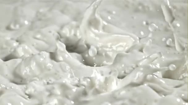 Verse Melk Met Spetters Gefilmd Een Hoge Snelheidscamera Met 1000 — Stockvideo
