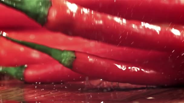Chilli Papričky Padají Dřevěnou Desku Natočeno Vysokorychlostní Kameře Rychlostí 1000 — Stock video