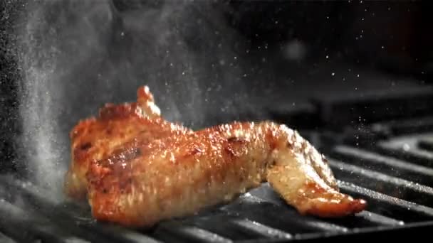 Der Hühnerflügel Fällt Die Pfanne Gefilmt Mit Einer Hochgeschwindigkeitskamera Bei — Stockvideo