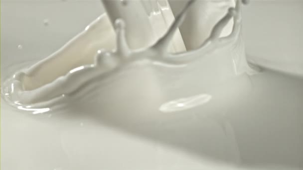 Свіже Молоко Бризками Знімався Високошвидкісній Камері Швидкістю 1000 Кадрів Секунду — стокове відео