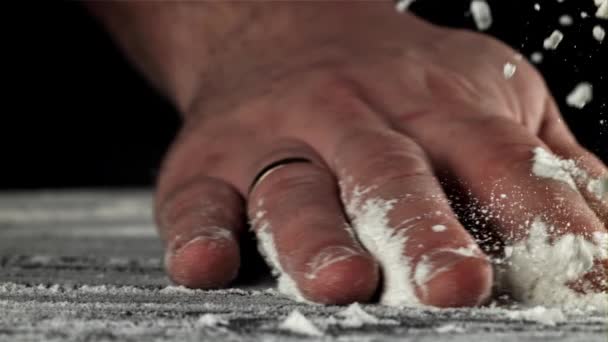 料理人は小麦粉でテーブルの上に手を走る 1000Fpsで高速カメラで撮影しました 高品質のフルHd映像 — ストック動画