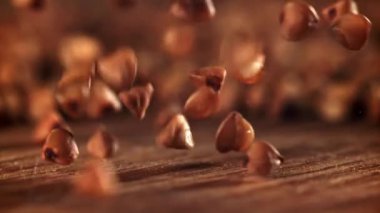 Tahtaya düşen karabuğday. 1000 fps 'de yüksek hızlı bir kamerayla çekildi. Yüksek kaliteli FullHD görüntüler