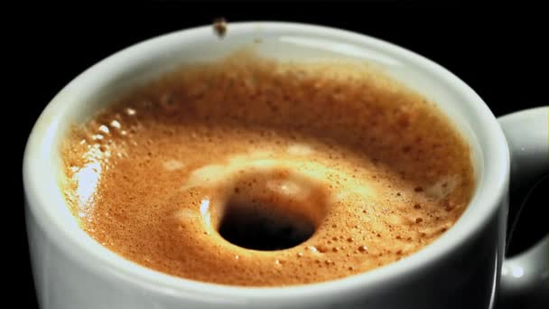 Padající Kapka Šálku Kávy Natočeno Vysokorychlostní Kameře Rychlostí 1000 Snímků — Stock video