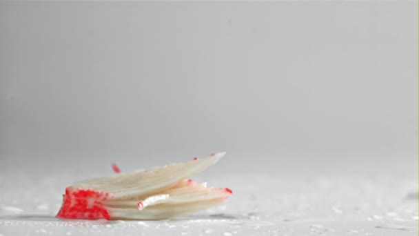 Krabbenfleisch Kommt Auf Den Tisch Gefilmt Mit Einer Hochgeschwindigkeitskamera Bei — Stockvideo