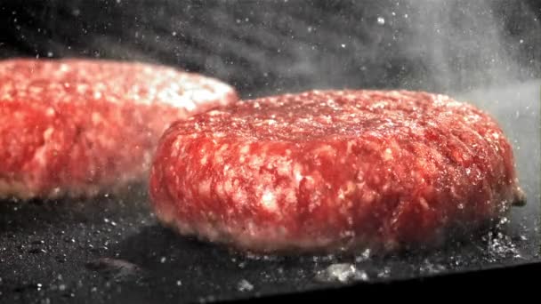 Ein Burger Aus Natürlichem Fleisch Wird Einer Pfanne Gebraten Gefilmt — Stockvideo