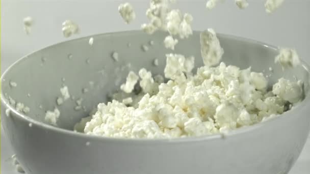 新鲜的奶酪掉进了碗里 在1000英尺每秒的高速相机上拍摄 优质Fullhd影片 — 图库视频影像