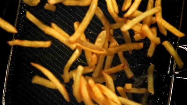 Las Patatas Fritas Caen Aceite Caliente Filmado Una Cámara Alta — Vídeo de stock