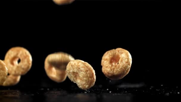 Кукурузные Хлопья Падают Черном Фоне Снято Высокоскоростную Камеру Скоростью 1000 — стоковое видео
