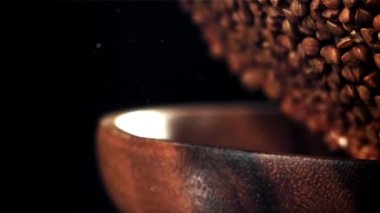 Tahta bir kasede karabuğday. 1000 fps 'de yüksek hızlı bir kamerayla çekildi. Yüksek kaliteli FullHD görüntüler