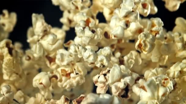 Popcorn Terbang Naik Dan Jatuh Dengan Latar Belakang Hitam Difilmkan — Stok Video