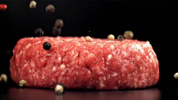 Pimienta Cae Sobre Una Hamburguesa Carne Cruda Filmado Una Cámara — Vídeos de Stock