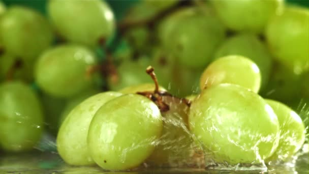 Les Raisins Blancs Tombent Sur Une Table Humide Avec Des — Video