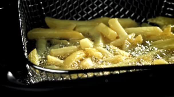 Pommes Frites Werden Frittiert Gefilmt Mit Einer Hochgeschwindigkeitskamera Bei 1000 — Stockvideo