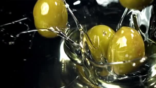 Olive Fresche Cadono Con Spruzzi Nell Olio Girato Una Telecamera — Video Stock