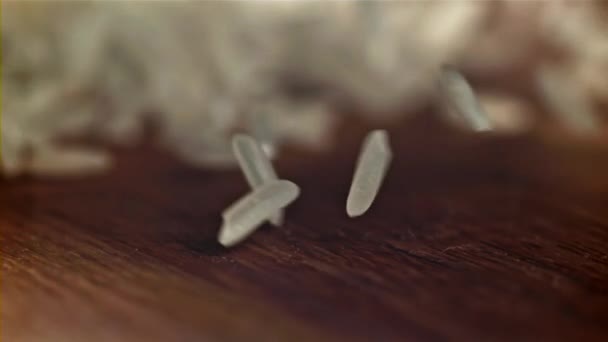 Zrna Rýže Padají Dřevěnou Řezací Desku Natočeno Vysokorychlostní Kameře Rychlostí — Stock video