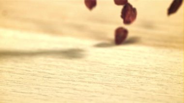 Kuru üzümler masaya düşer. 1000 fps 'de yüksek hızlı bir kamerayla çekildi. Yüksek kaliteli FullHD görüntüler