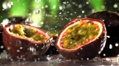Yağmur damlaları tropikal tutku meyvelerine düşer. 1000 fps 'de yüksek hızlı bir kamerayla çekildi. Yüksek kaliteli FullHD görüntüler