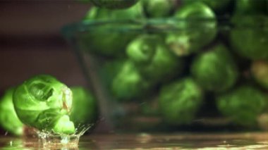 Brüksel lahanası masaya düşer. 1000 fps 'de yüksek hızlı bir kamerayla çekildi. Yüksek kaliteli FullHD görüntüler