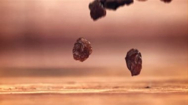 Kuru üzümler masaya düşer. 1000 fps 'de yüksek hızlı bir kamerayla çekildi. Yüksek kaliteli FullHD görüntüler