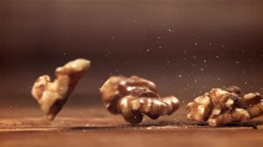 Cevizler masaya düşer. 1000 fps 'de yüksek hızlı bir kamerayla çekildi. Yüksek kaliteli FullHD görüntüler