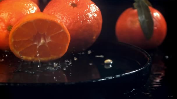 Potongan Tangerine Jatuh Piring Basah Dengan Percikan Air Difilmkan Pada — Stok Video