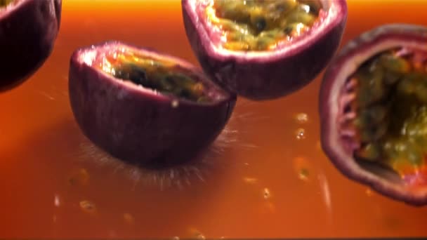 Fruta Pasión Cae Jugo Con Salpicaduras Filmado Una Cámara Alta — Vídeos de Stock