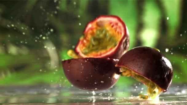 Fruit Frais Passion Tropicale Tombe Sur Une Table Humide Filmé — Video