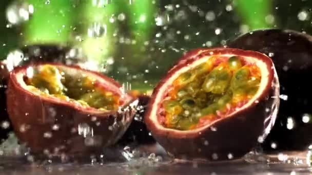 Las Gotas Lluvia Caen Sobre Fruta Pasión Tropical Filmado Una — Vídeo de stock