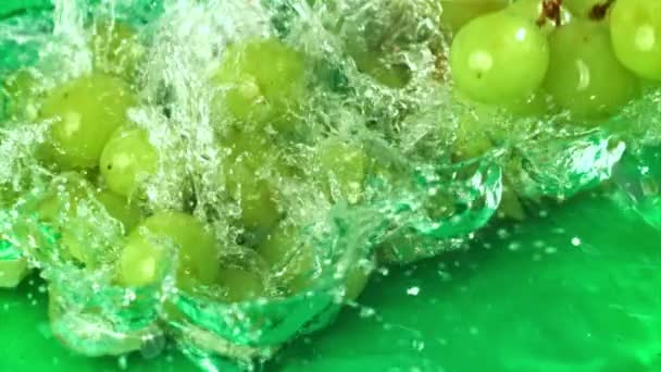 Les Raisins Verts Tombent Avec Des Éclaboussures Dans Eau Vue — Video