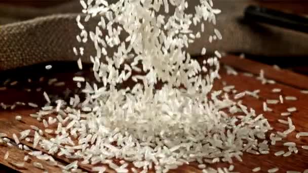 Pirinç Taneleri Tahta Kesme Tahtasına Düşer 1000 Fps Yüksek Hızlı — Stok video
