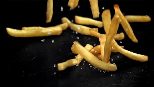 Tuzlu Patates Kızartması Masaya Düşer 1000 Fps Yüksek Hızlı Bir — Stok video