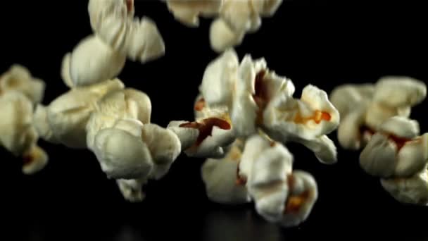 Popcorn Pada Stół Czarnym Tle Nagranie Szybkiej Kamerze Prędkością 1000 — Wideo stockowe