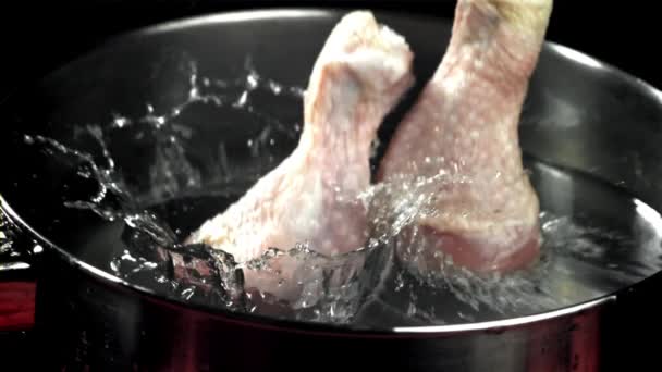 Çiğ Tavuk Bacağı Bir Tencere Suya Düşer 1000 Fps Yüksek — Stok video