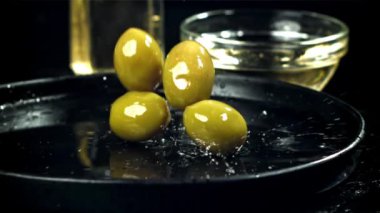 Taze zeytinler yağın içine dökülür. 1000 fps 'de yüksek hızlı bir kamerayla çekildi. Yüksek kaliteli FullHD görüntüler