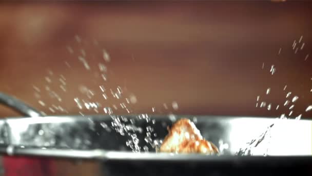 新鮮なジンジャーが水に落ちる 1000Fpsで高速カメラで撮影しました 高品質のフルHd映像 — ストック動画