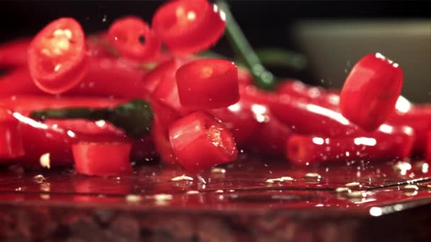 Sliced Chili Stukjes Peper Vallen Een Snijplank Gefilmd Een Hoge — Stockvideo