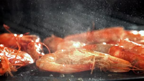 虾仁用一个有水花的平底锅炸开了 在1000英尺每秒的高速相机上拍摄 优质Fullhd影片 — 图库视频影像