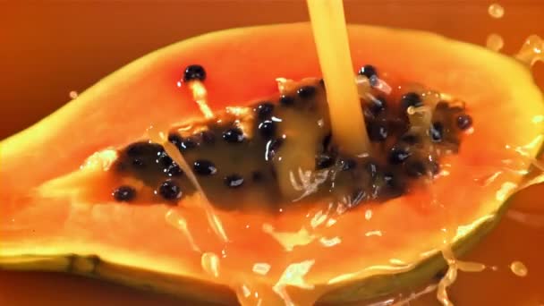 Friss Papaya Egy Kis Gyümölcslével Egy Nagy Sebességű Kamerával 1000 — Stock videók