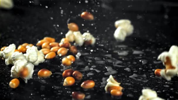 Popcorn Explodeert Een Pan Met Een Scheutje Olie Gefilmd Een — Stockvideo