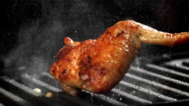 Skrzydełko Kurczaka Wpada Patelnię Nagranie Szybkiej Kamerze Prędkością 1000 Fps — Wideo stockowe