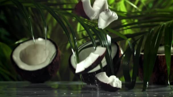 Кусочки Кокоса Падают Стол Снято Высокоскоростную Камеру Скоростью 1000 Кадров — стоковое видео