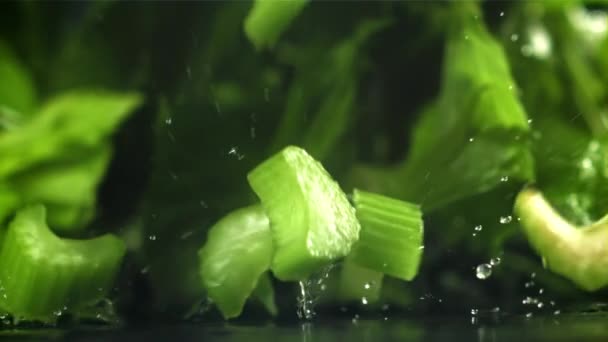 Parçalanmış Kereviz Parçaları Masaya Düşer 1000 Fps Yüksek Hızlı Bir — Stok video
