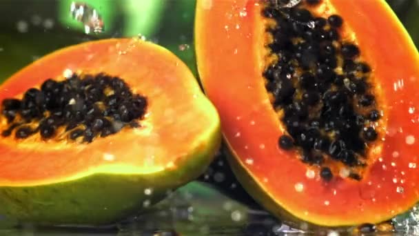 Färsk Tropisk Papaya Med Droppar Och Stänk Vatten Inspelning Höghastighetskamera — Stockvideo