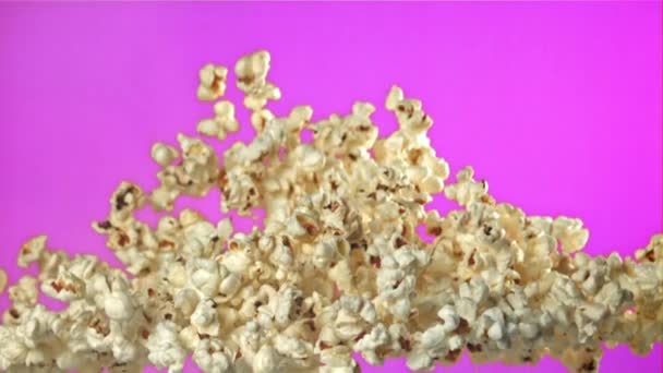 Popcorn Fliegt Auf Und Auf Violettem Hintergrund Gefilmt Mit Einer — Stockvideo