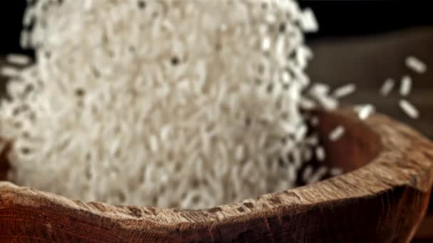 Rýže Nalije Dřevěné Mísy Natočeno Vysokorychlostní Kameře Rychlostí 1000 Snímků — Stock video