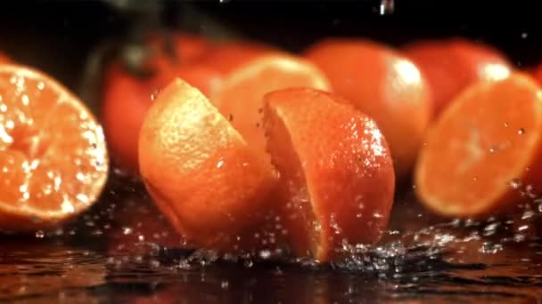 Egy Mandarin Két Részre Szakad Amikor Leesik Egy Nagy Sebességű — Stock videók
