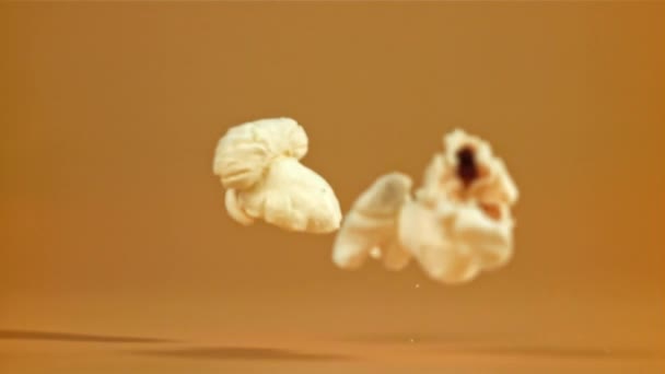 Palomitas Maíz Cae Sobre Mesa Filmado Una Cámara Alta Velocidad — Vídeos de Stock