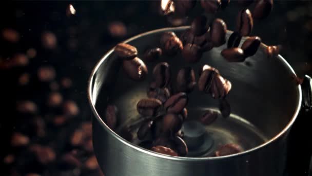 Kávová Zrna Padají Pracujícího Mlýnku Natočeno Vysokorychlostní Kameře Rychlostí 1000 — Stock video